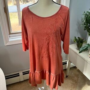 Dantelle 3/4 sleeve blouse with ruffled bottom x-large